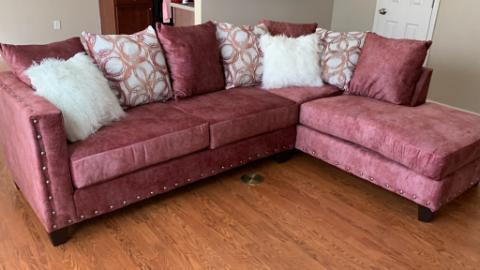 Cassie Sectional w Pillows - LDH Furniture